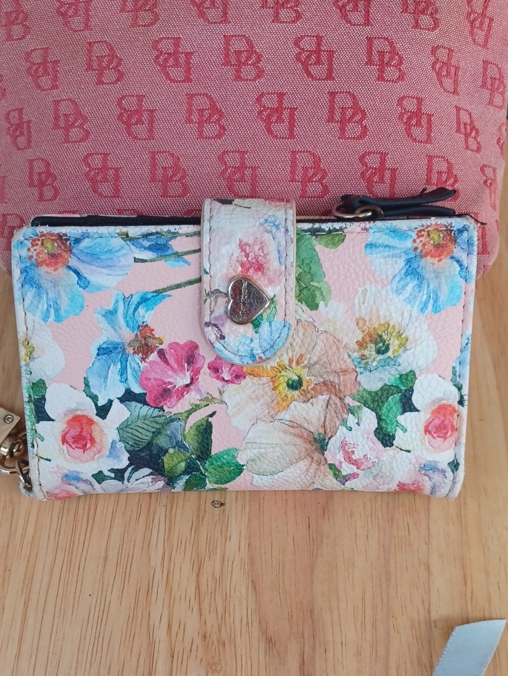 LOT OF 5 - Vera Bradley, Dooney & Bourke & Betsey Johnson Wallets / Cases - Picture 9 of 17